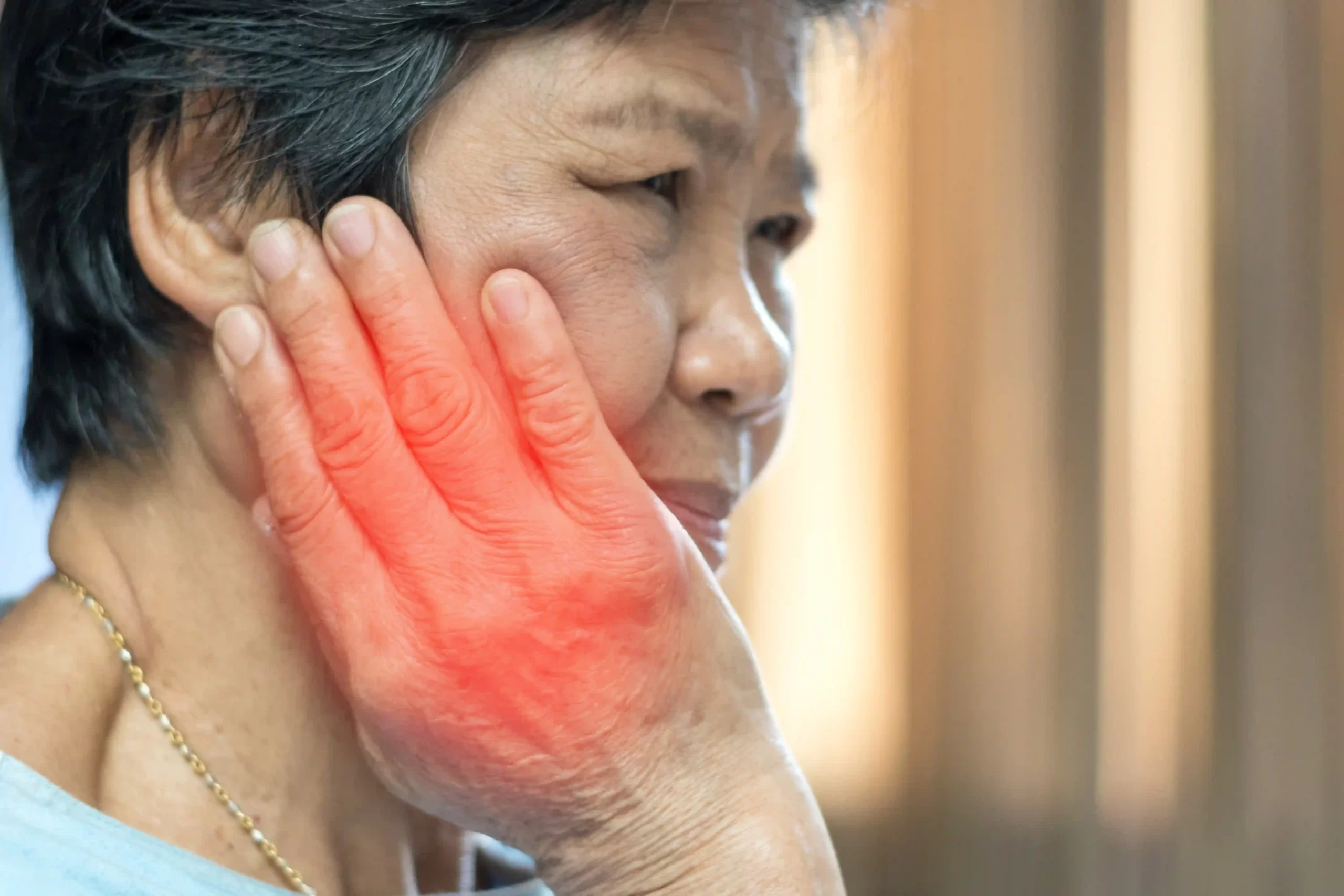lady experiencing pain in her salivary glands