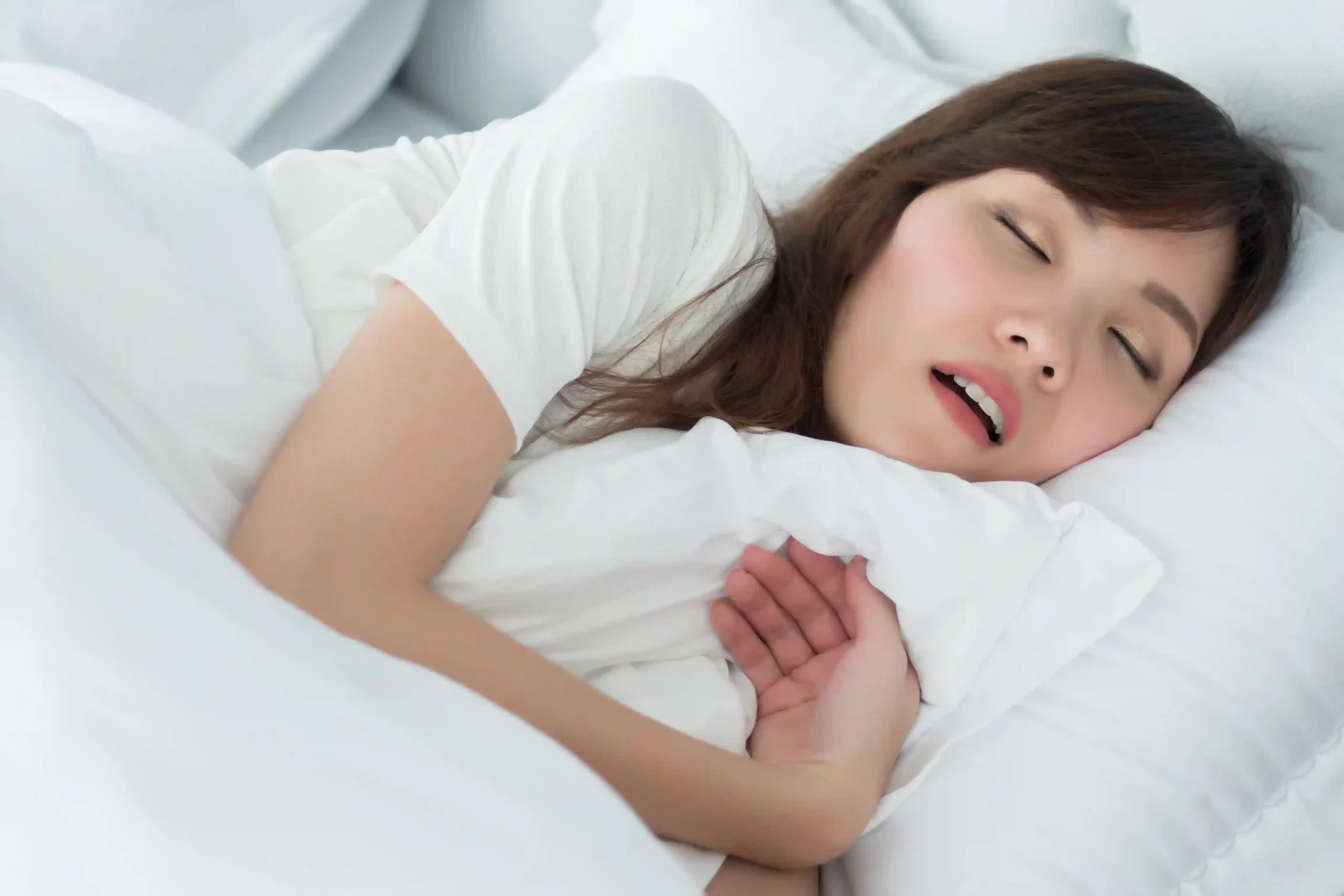 a lady showing signs of obstructive sleep apnea